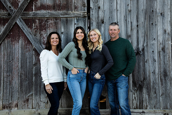 PBK_GilbertsonFamily_2023_6078