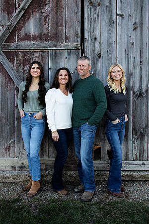 PBK_GilbertsonFamily_2023_6092